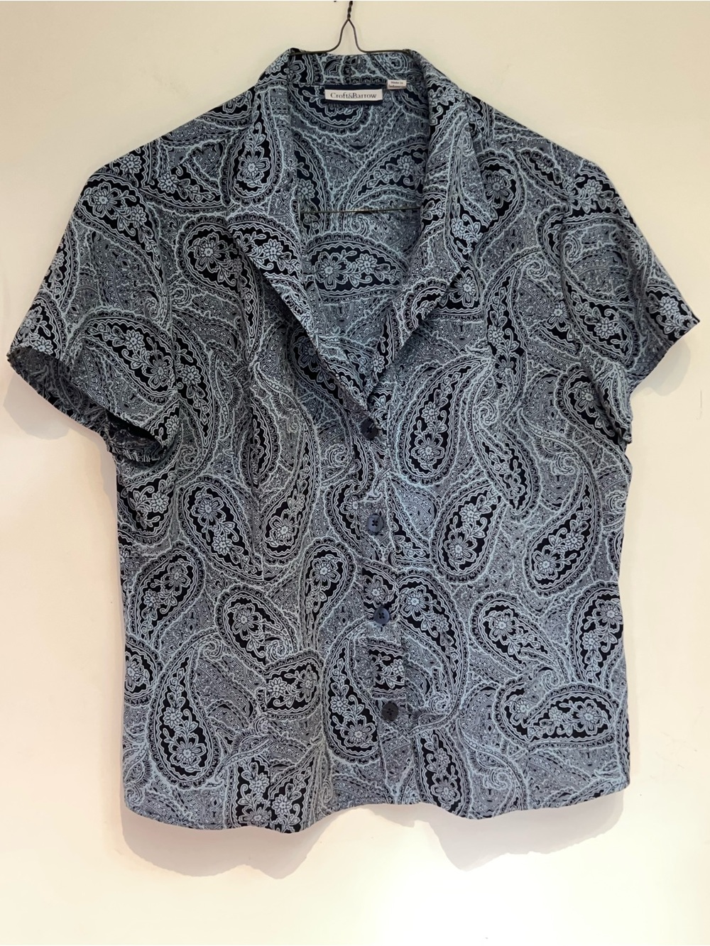 CROFT AND BARROW BLUE AND BLACK BUTTON UP